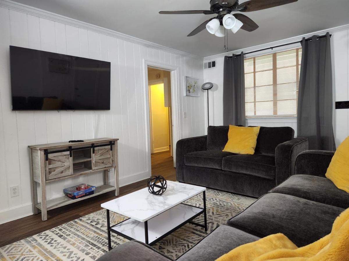 Spacious Centrally Located 3 Bed 2 Bath - Sleeps 8 몽고메리 외부 사진