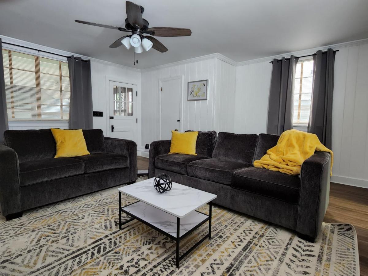 Spacious Centrally Located 3 Bed 2 Bath - Sleeps 8 몽고메리 외부 사진
