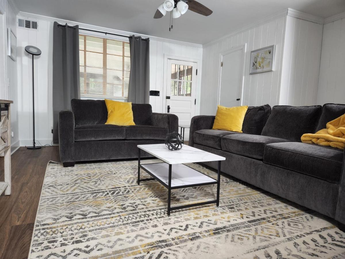 Spacious Centrally Located 3 Bed 2 Bath - Sleeps 8 몽고메리 외부 사진